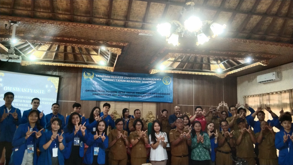 PENYERAHAN MAHASISWA KKN/PMM REGULER UNIVERSITAS WARMADEWA DI DESA ANGANTAKA